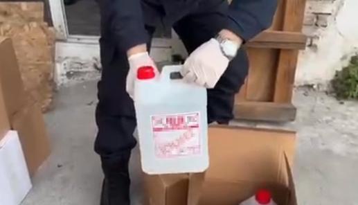 İzmirde yeni yıl öncesinde 4 bin 130 litre kaçak etil alkol ele geçirildi