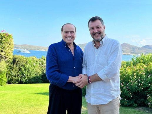 Eski İtalya Başbakanı Berlusconi hastaneye kaldırıldı