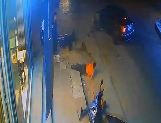 Otomobille çarpışan motosikletteki 2 kişi yaralandı; kaza kamerada