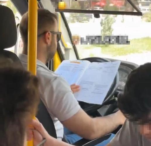Minibüs şoförü, direksiyonda kitap okurken görüntülendi