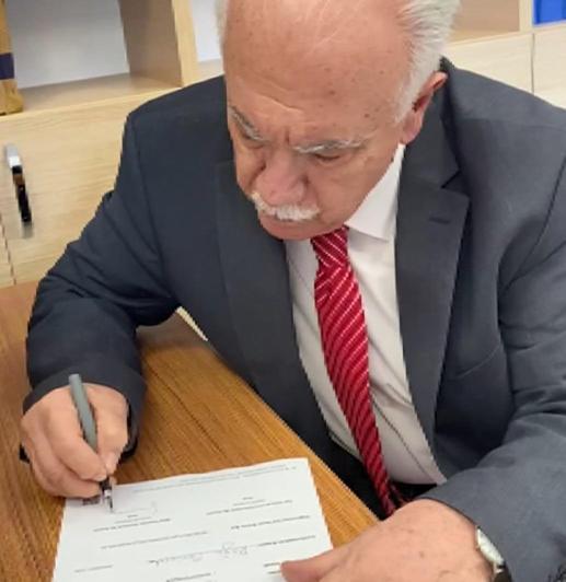 Doğu Perinçek imza verdi, imza istedi