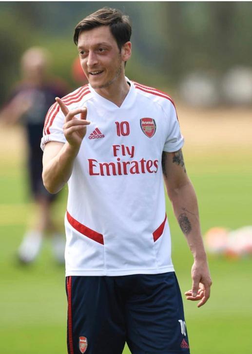 Mesut Özil futbolu bıraktığını açıkladı