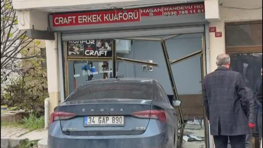 Arnavutköyde park halinde yokuş aşağı kayan otomobil berber dükkanına daldı