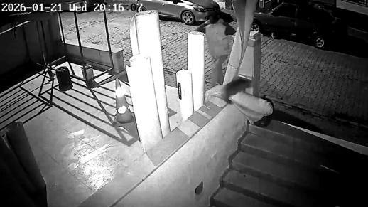 Avcılarda halı hırsızlığı kamerada