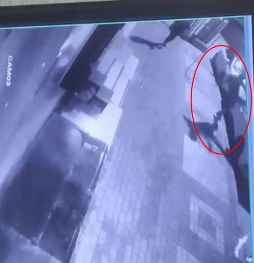 Park halindeki otomobillerin aynalarını kırıp, kaportalarını çizdiler