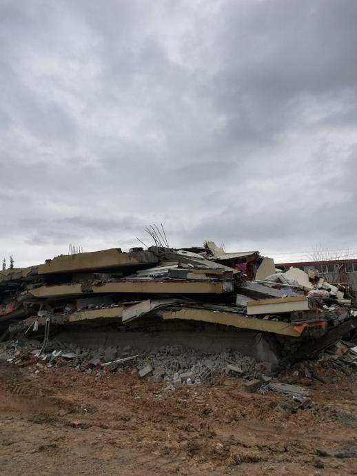 Depremde annesi ve kardeşini kaybeden Dicle Hayat, piyanosuyla hayata tutundu