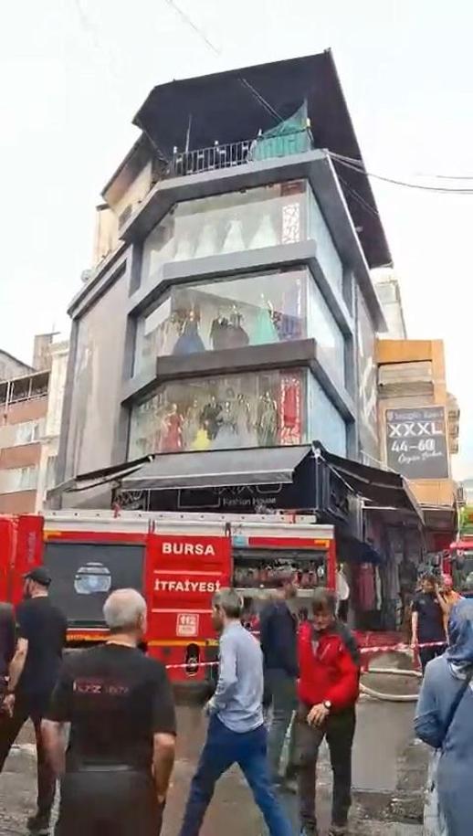 Bursada 4 katlı iş merkezinin çatı katında yangın