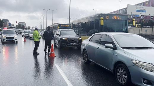 Beylikdüzünde seyir halindeki kamyonet alev alev yandı