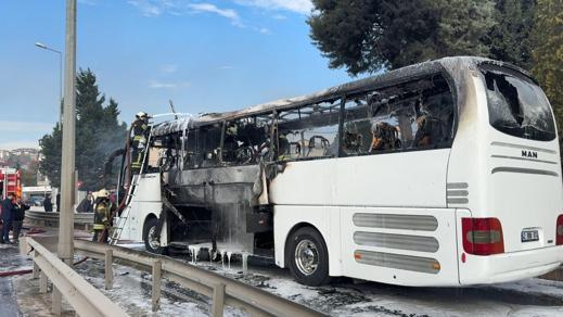 Seyir halindeki yolcu otobüsü alev alev yandı