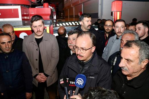 Siirtte 10 katlı binadaki yangında 20 kişi dumandan etkilendi; mahsur kalanların tahliyesi kamerada