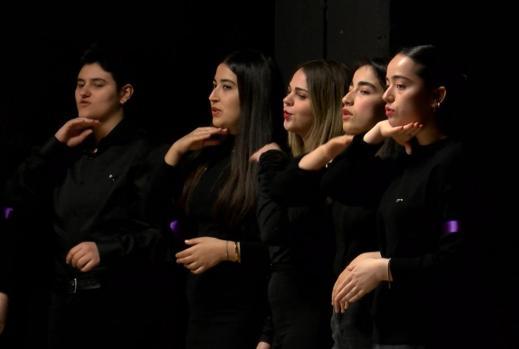 Üniversite öğrencileri sosyal farkındalık yaratmak için işaret dili ile konser verdi