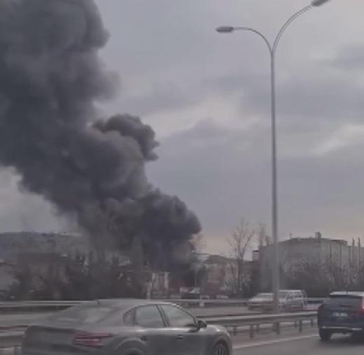 Sultanbeylide 3 katlı iş yerinde çıkan yangın söndürüldü