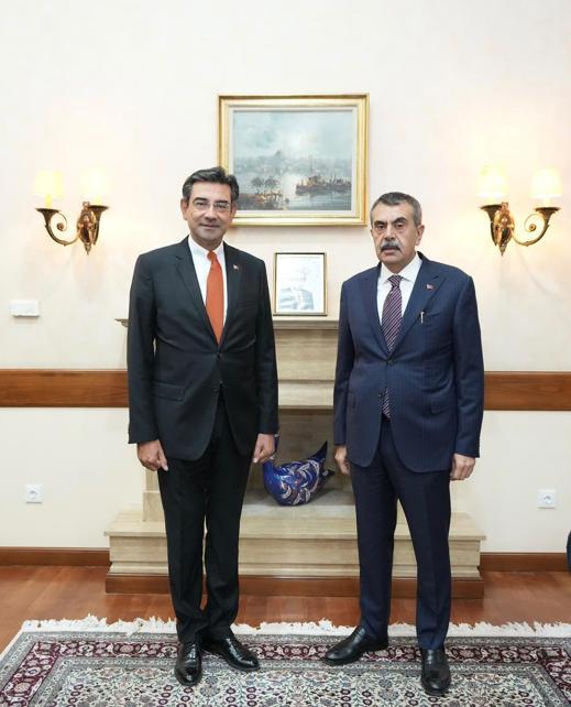 Bakan Tekin, Türkiyenin Tiflis Büyükelçiliğini ziyaret etti