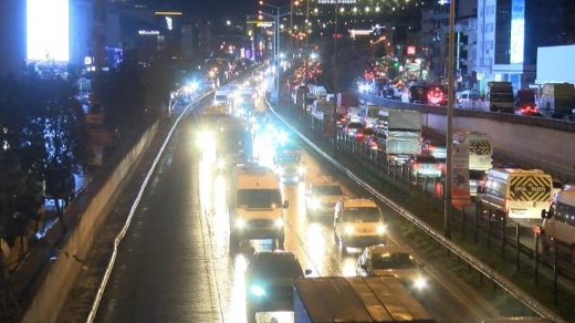 İstanbulda akşam saatlerinde trafik yoğunluğu yüzde 87ye ulaştı