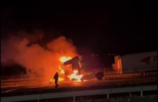 Gaziantepte seyir halindeki TIR alev alev yandı