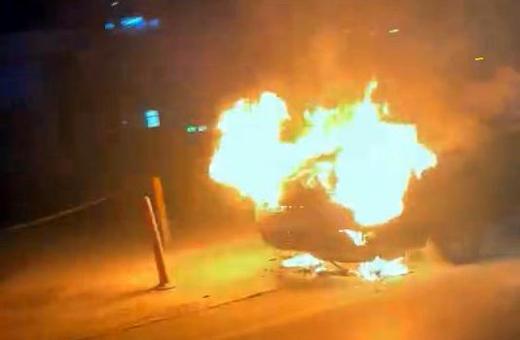 Avcılar D-100 yan yolda otomobil alev aldı