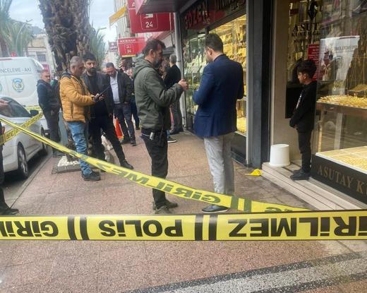 Tabancayla kuyumcuya girip 100 gram altını aldı, havaya ateş açıp kaçtı