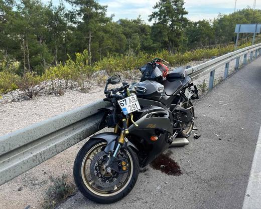 Bariyere çarpan motosikletin sürücü hayatını kaybetti