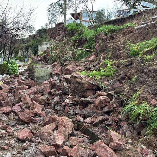 Çanakkale’de sağanak nedeniyle sitenin istinat duvarı çöktü