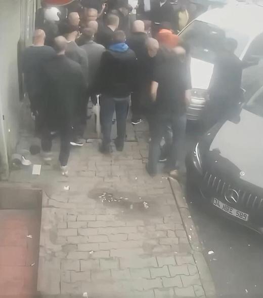 Beyoğlu’nda İmdat polis yok mu diye bağırdı; çıktığı otel tabelasından düşerek yaralandı