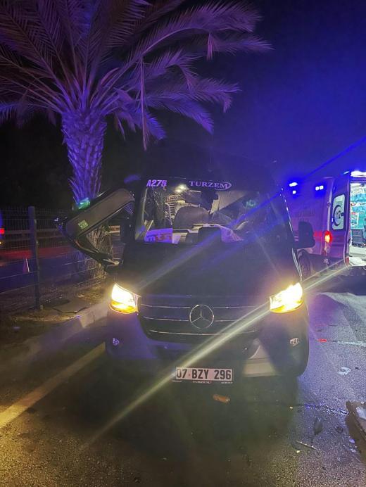 Tur minibüsü ile otomobil çarpıştı: 2 ölü, 7 yaralı