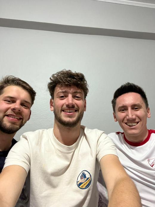 Depremzedeler için Türkiyeye gelen 2 Fransızı evinde ağırladı