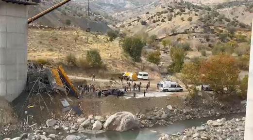 Diyarbakırda viyadük inşaatında iskele çöktü; yaralılar var