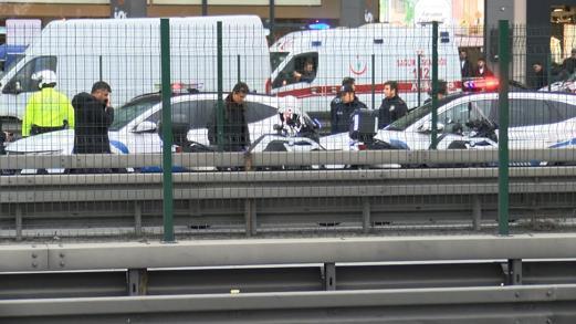 Bahçelievlerde polise bıçak çekti; bacağından vuruldu