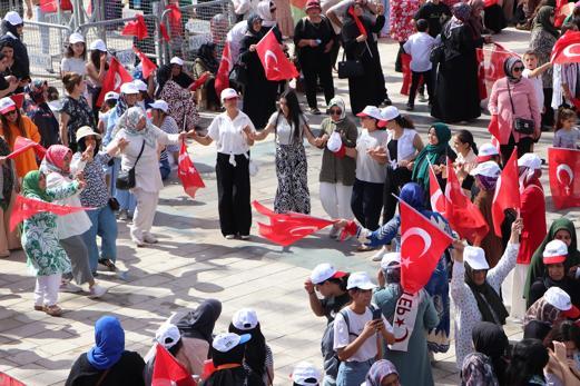 Erdoğan sevgisi ile erken geldiği alanda, tören öncesi şekerleme yaptı