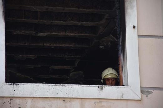 İzmirde 3 katlı binada yangın