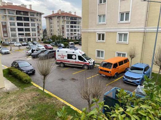 Otomobil, apartman bahçesine uçtu: 2 yaralı