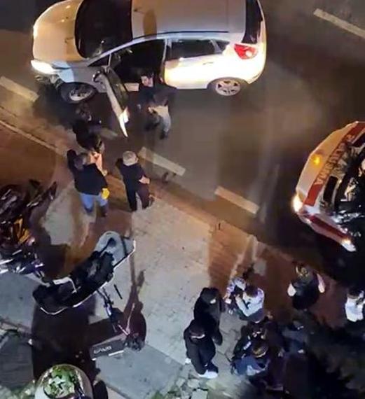 Beylikdüzünde hızla ilerleyen motosiklet sürücüsü otomobile çarpıp yere savruldu