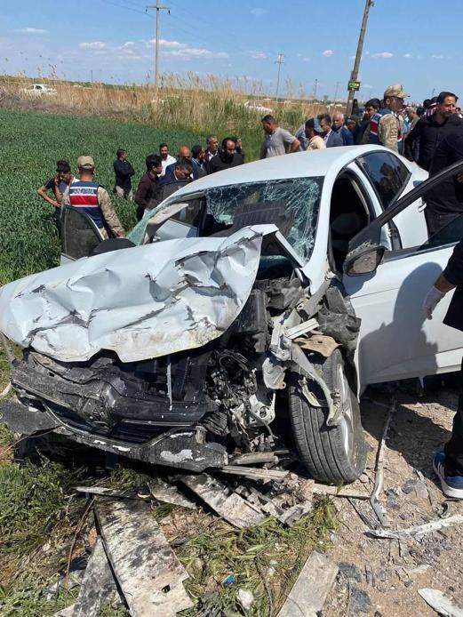 Şanlıurfada 2 otomobil çarpıştı; 3 ölü, 2 yaralı