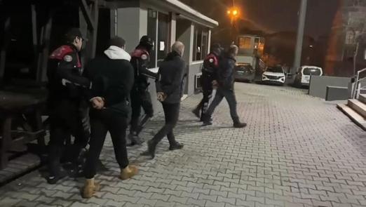 Esenyurttaki denetimlerde, araçlarında sahte polis kıyafeti ele geçirilen şüpheliler gözaltına alındı