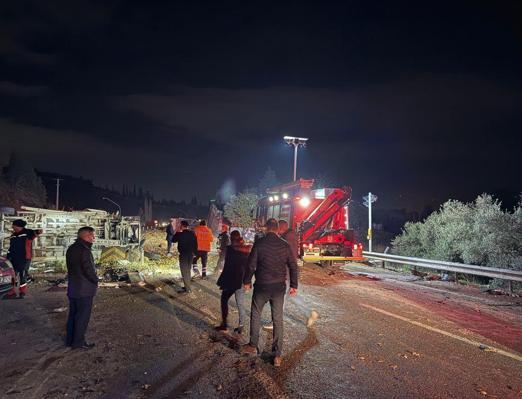 İzmirde 6 araç zincirleme kazaya karıştı: 3 ölü, 7 yaralı