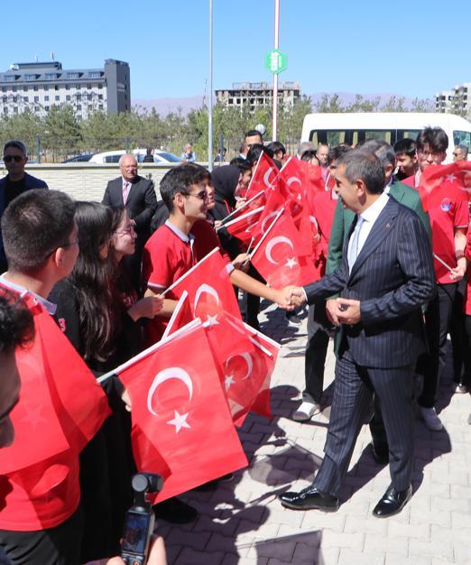 Bakan Tekin: Sınavı kazanamadıkları için öğretmen olamıyorlar