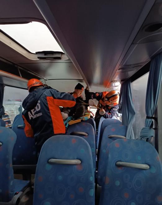 İşçi servisi, park halindeki TIRa çarptı: 22 yaralı