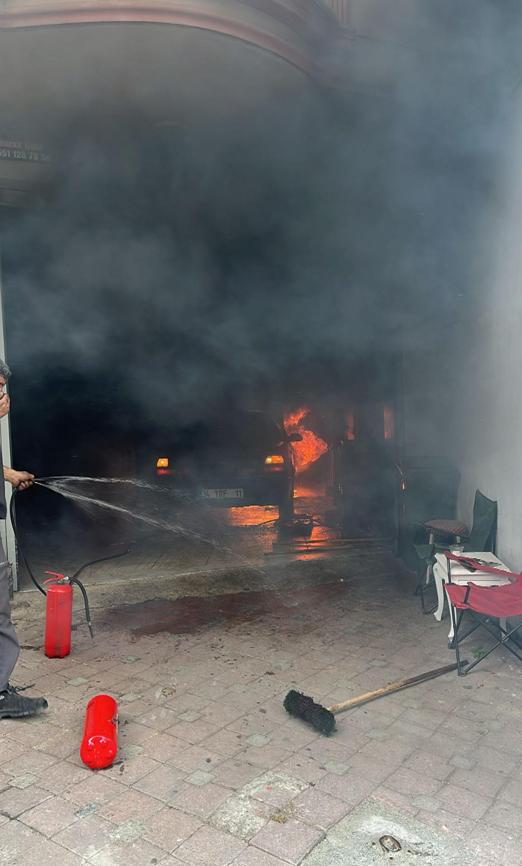 Ataşehirde tamirhanedeki otomobil alev alev yandı, iş yeri sahibi gözyaşını döktü