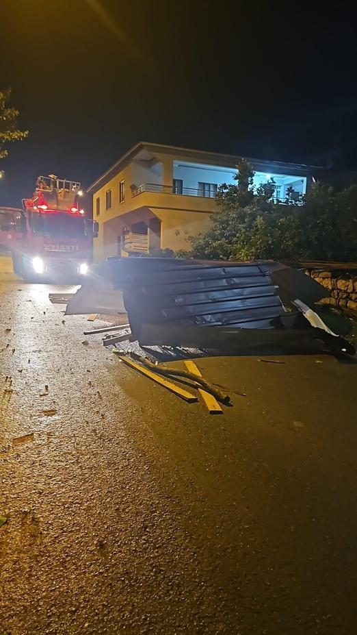Hakkaride fırtına; çatılar uçtu, seralar zarar gördü