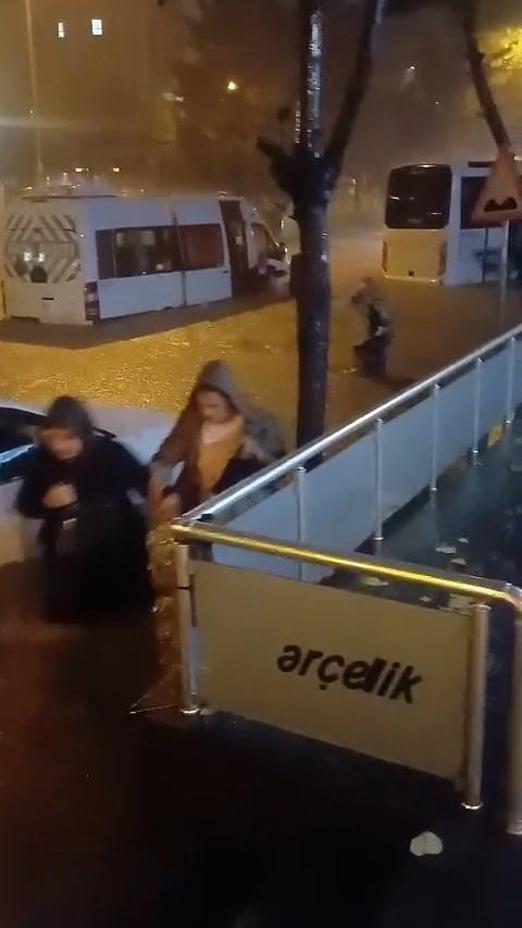 Tuzla’da caddeler göle döndü, araçlar yolda kaldı: Servis minibüslerinden 41 personel tahliye edildi