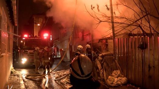 Beyoğlunda 3 katlı ahşap binada yangın: 1 kişi öldü