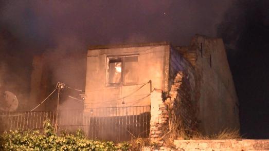 Fatihte 2 katlı metruk bina alev alev yandı