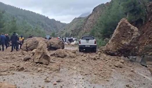 Antalya- Isparta karayolunda heyelan