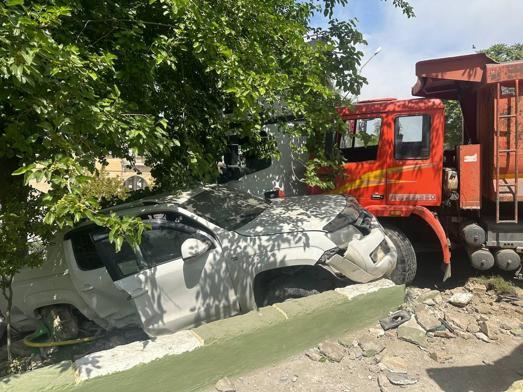 Freni boşalan kamyon 2 araca çarptı: 3 yaralı