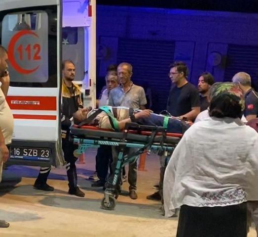 Devrilen traktörün sürücüsü ağır yaralandı