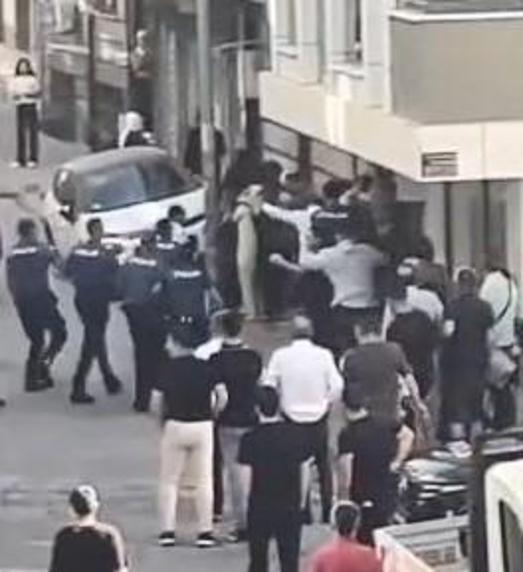 Sultangazi’de düğün öncesi gelin almada kavga; polis biber gazıyla müdahale etti