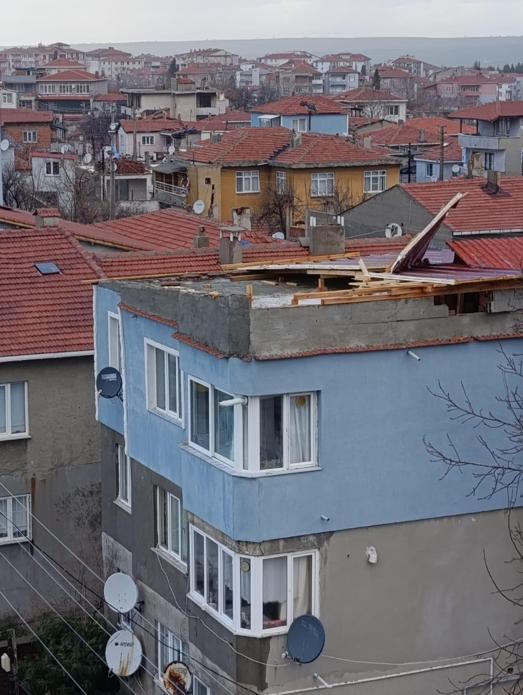 Saros Körfezinde kuvvetli lodos; işletmeler su altında kaldı