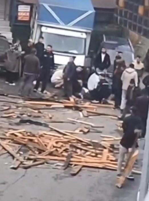 Gaziosmanpaşada çatı uçtu: 1 kişi yaralandı