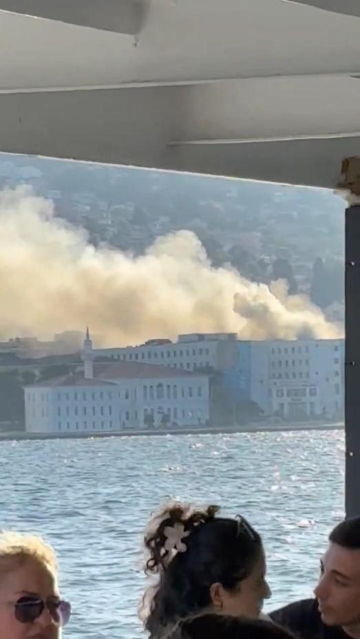 Heybeliada Deniz Harp Okulunun çatısında çıkan yangın söndürüldü