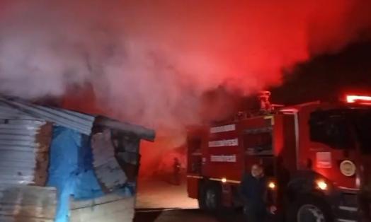 Alevler, bir evi kullanılmaz hale getirdi